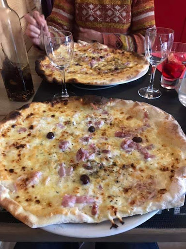 Le bar de la place